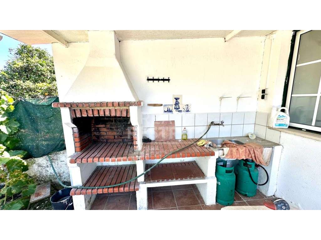 Moradia T3 em Banda - Churrasqueira, anexo e potencial para piscina...-29