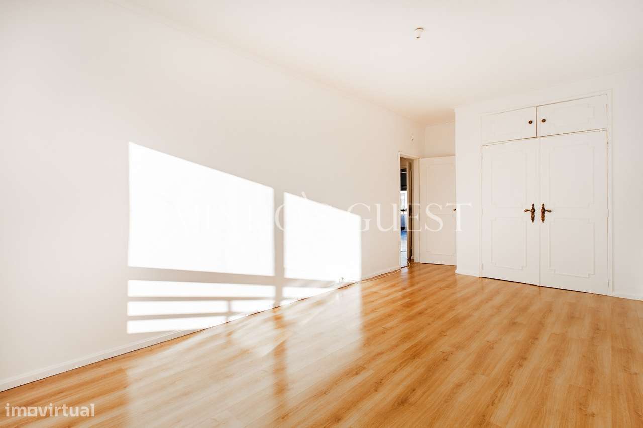 Apartamento T3 de último andar c/ varanda e vista para Av. Liberdade --23