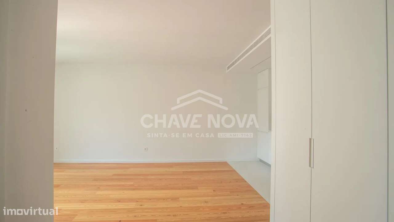 Apartamento T1 c/ Vista Mar, Varanda, Garagem e Excelentes Comodidades-9