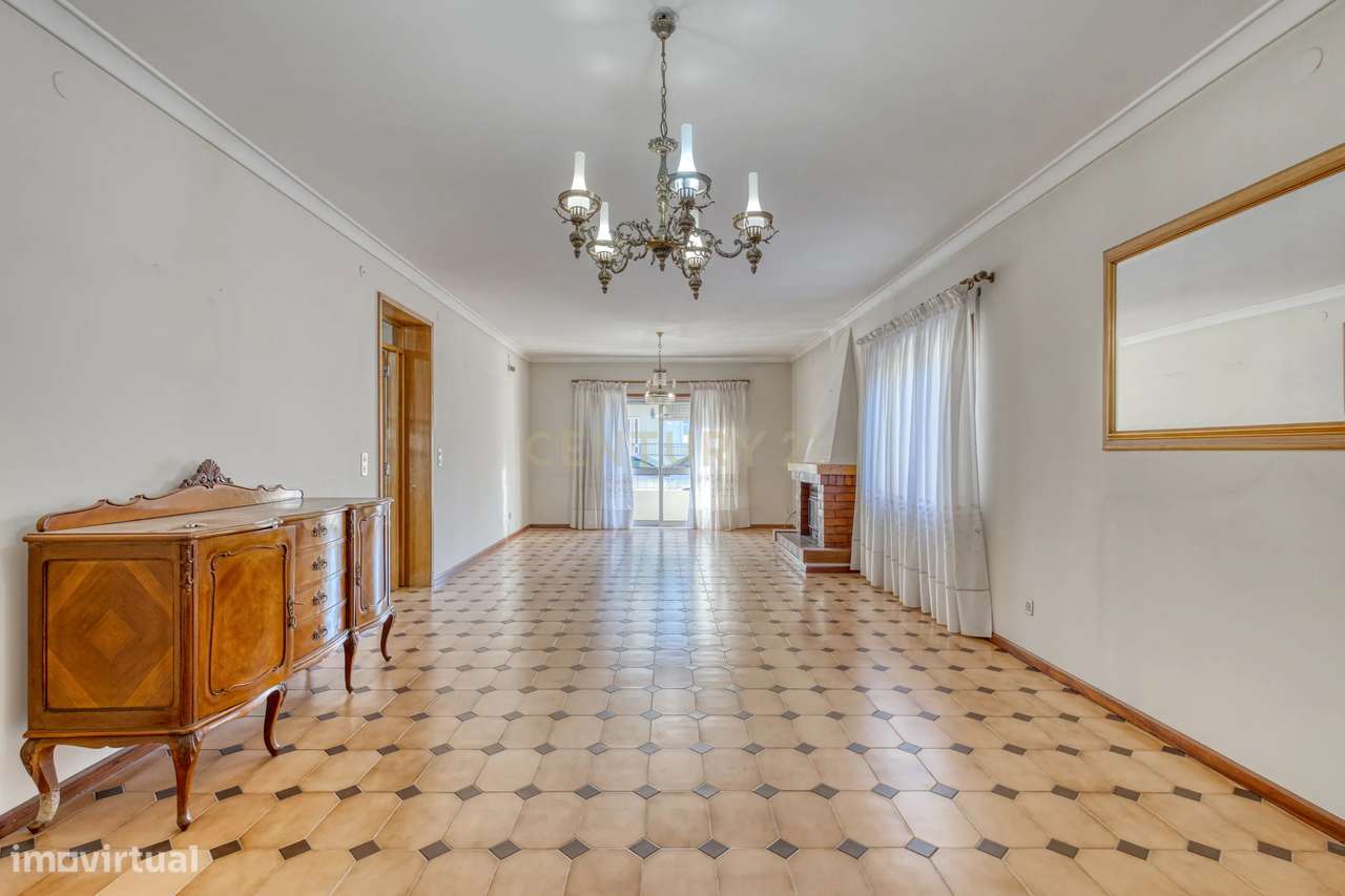 Moradia T3 com 4 frentes e garagem junto a igreja da Santa Rita-42