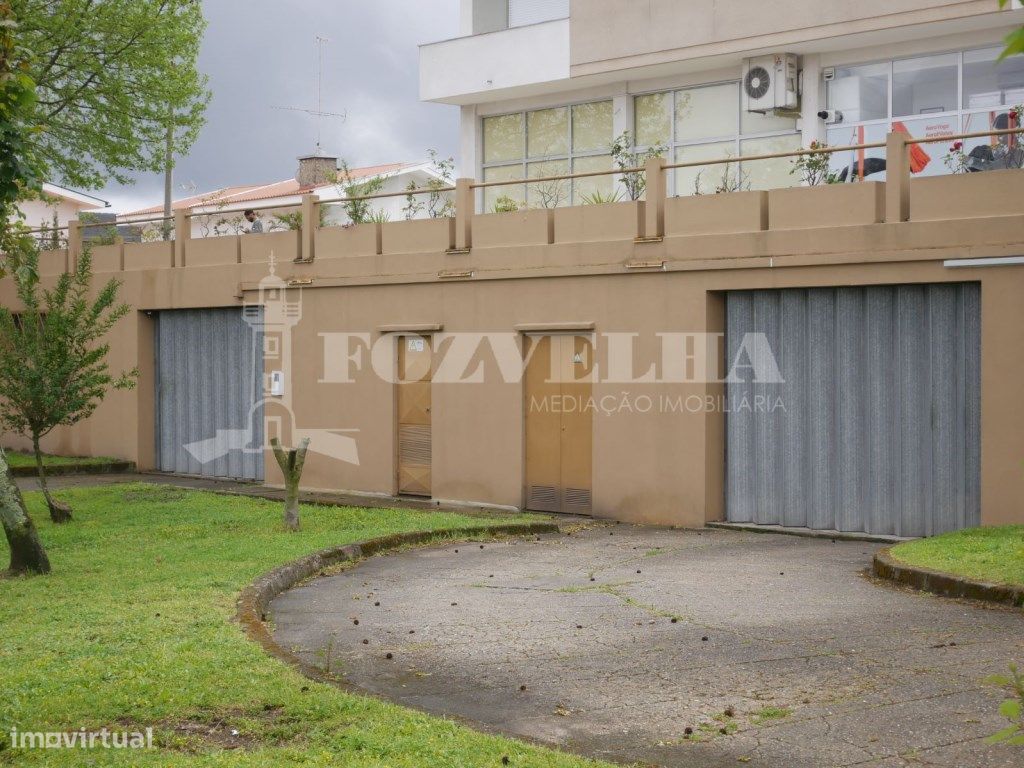 Garagens situadas na Urbanização Eng. Mário Valente (Torr...