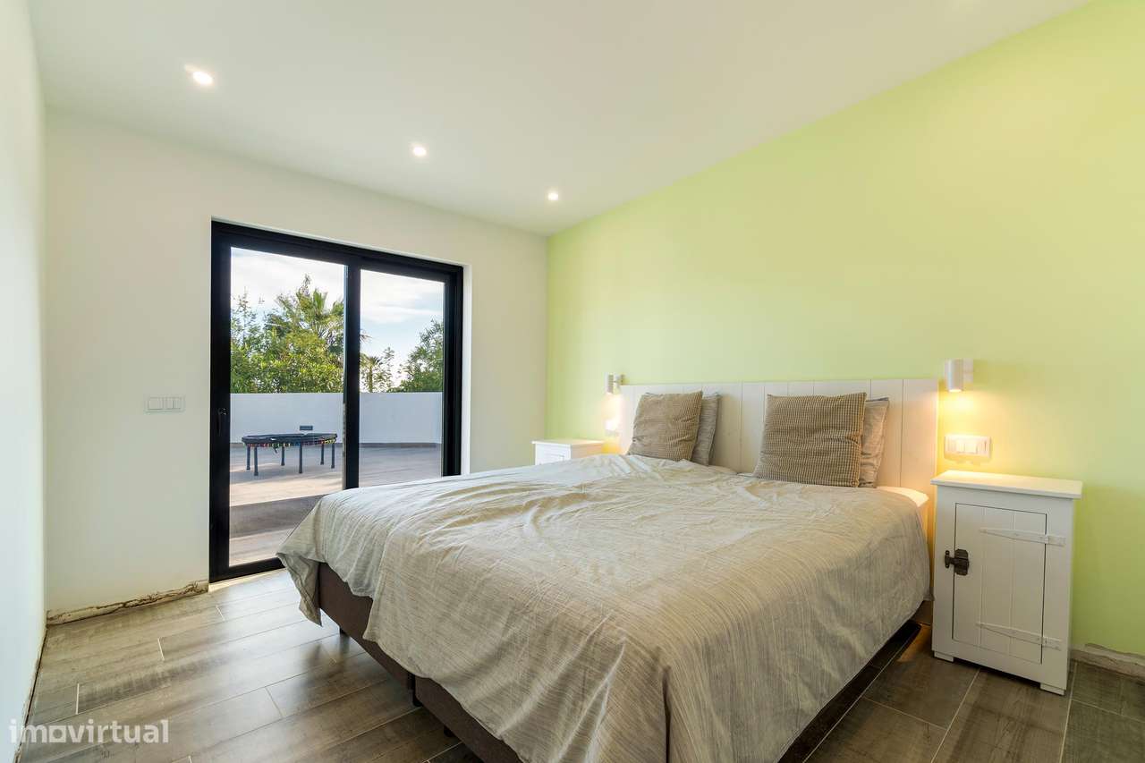 Deslumbrante moradia com piscina, terraço e vista mar-30