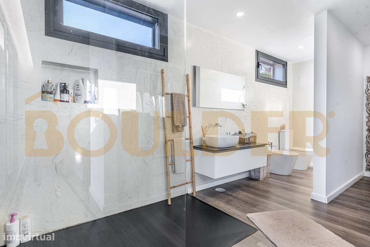 Moradia Térrea T4 de Arquitetura Moderna com Piscina-12