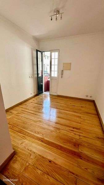 Apartamento T1 Remodelado com pátio no Bairro Grandella, Benfica - Grande imagem: 5/12