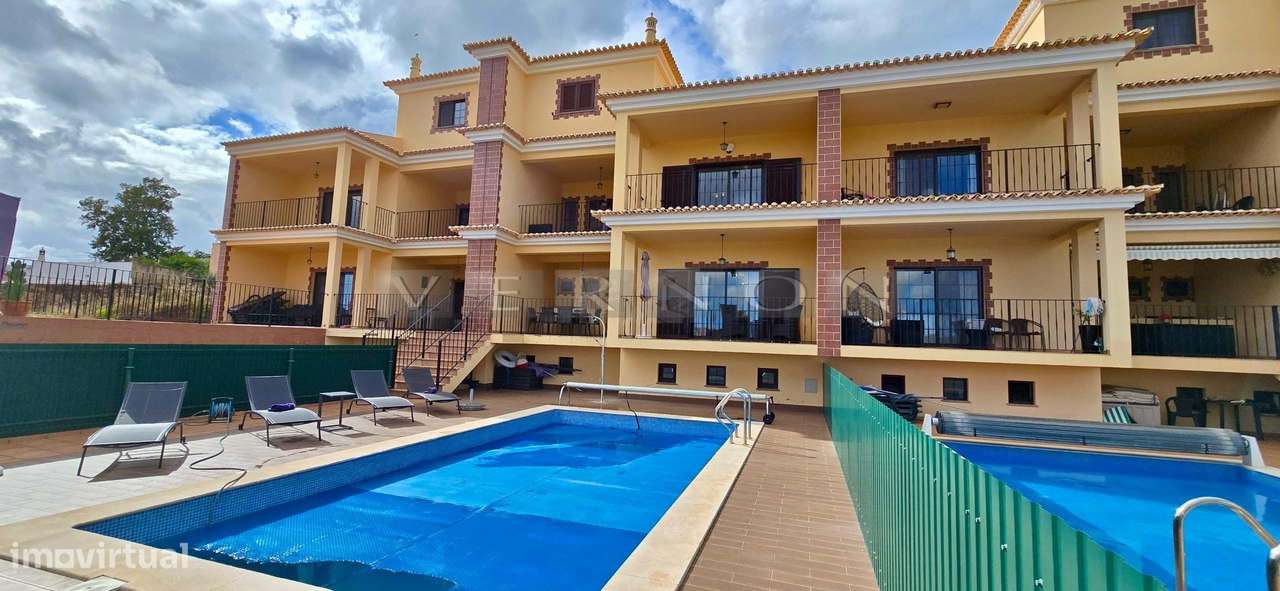 Moradia em Banda Duplex T2+2 com Piscina Privada e Garagem Dupla | Si-10