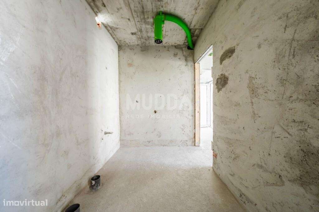 Moradia isolada de design contemporâneo nos Casais Mestre Mendo-12