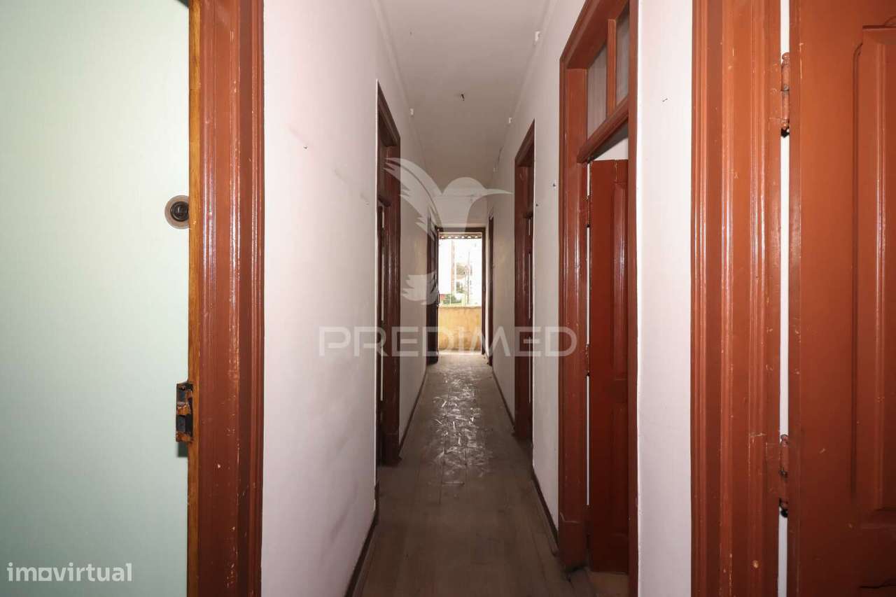 Prédio com 2 apartamentos e área de armazém em Alenquer - Grande imagem: 3/21