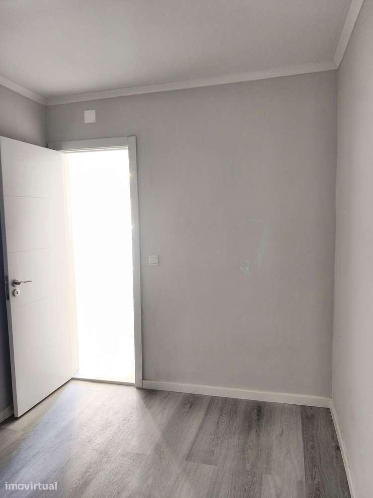 T2 Em Benfica, Totalmente Remodelado, Como Novo, Cozinha Equipada-17