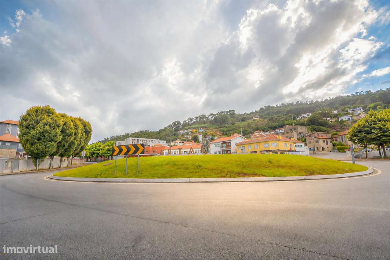 Moradia T2 renovada com Terraço, Jardim e Armazém - Centro de Baltar-39