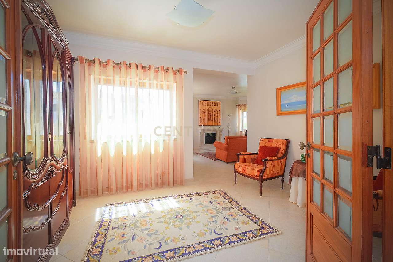 Moradia T5 em Carcavelos — Espaço, Conforto e Localização Privilegiada-13