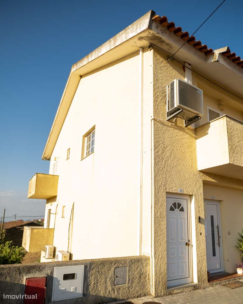 Moradia Bifamiliar Duplex com Garagem, e Quintal Privado em  Foz Côa-21