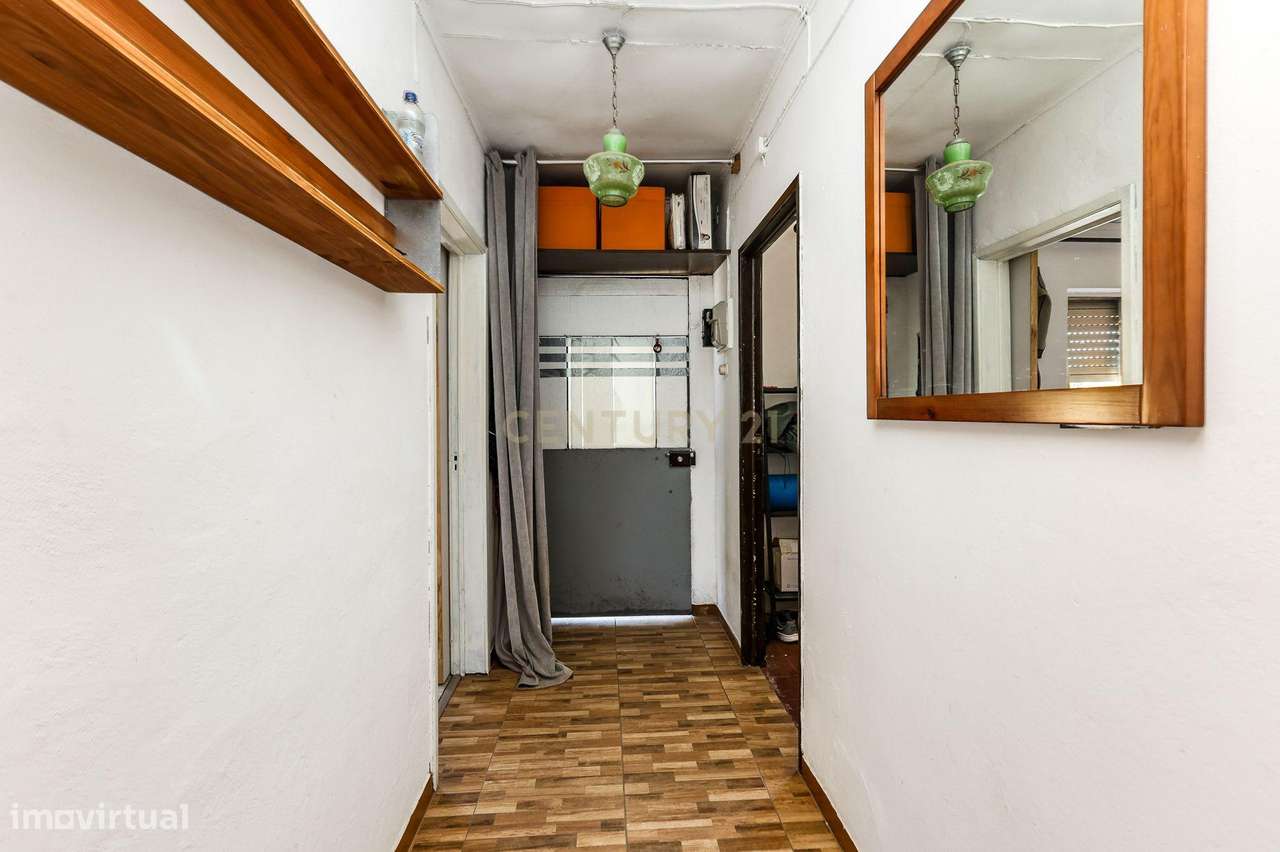 Moradia T2+T1 Remodelada com Terraço, Garagem, Próximo da Costa Vicent - Grande imagem: 4/42