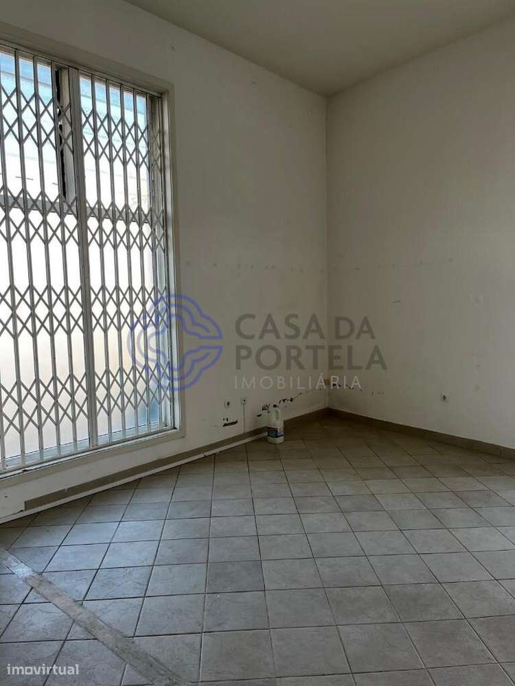 Em Canídelo, com montra em L - Grande imagem: 4/24