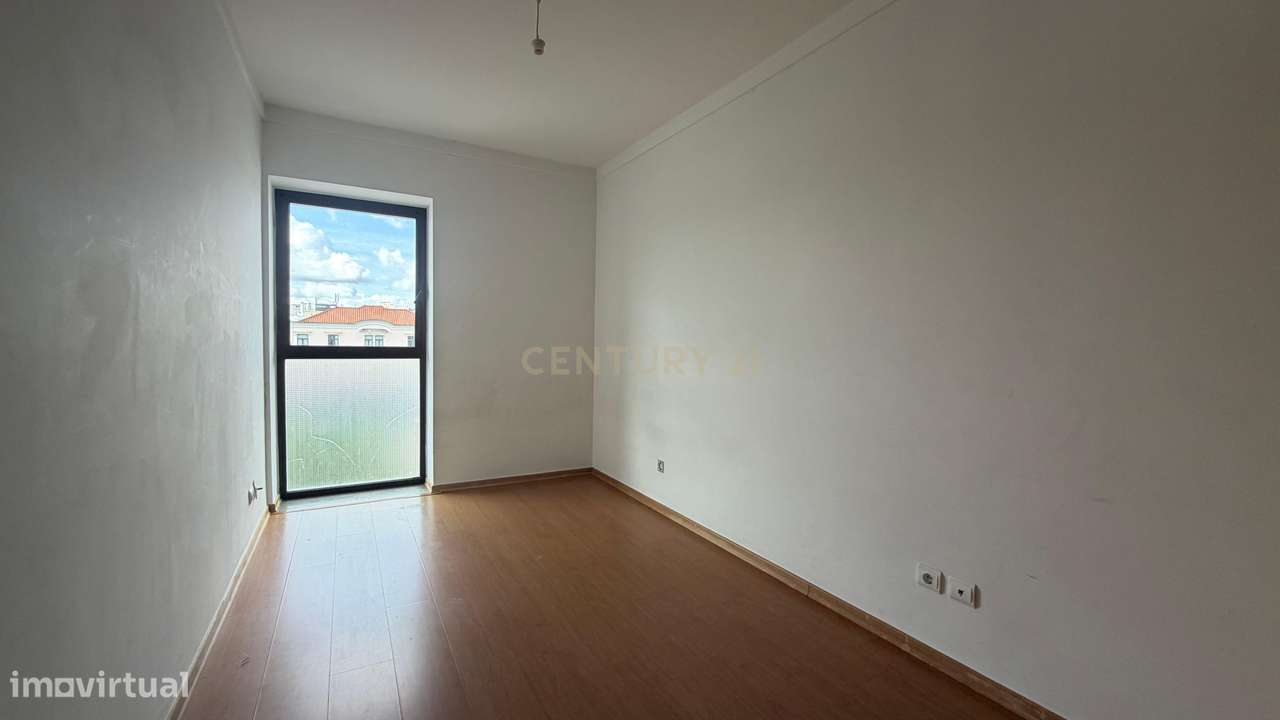 Apartamento T3 com Varanda, Arrecadação e Três Lugares de Parqueamento-19