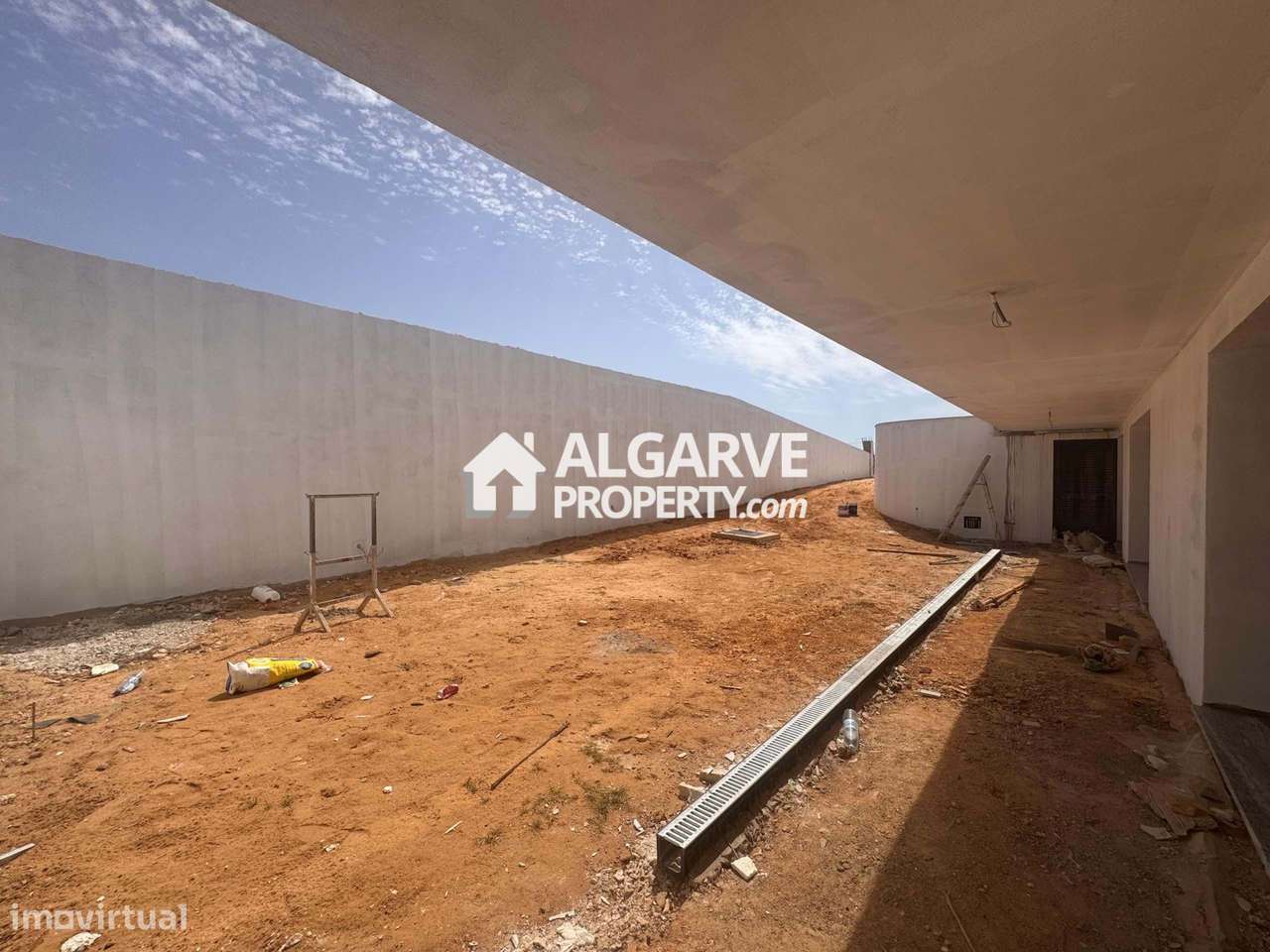 Moradia de Luxo T4 com Piscina e Vista Mar na Guia, Algarve-35