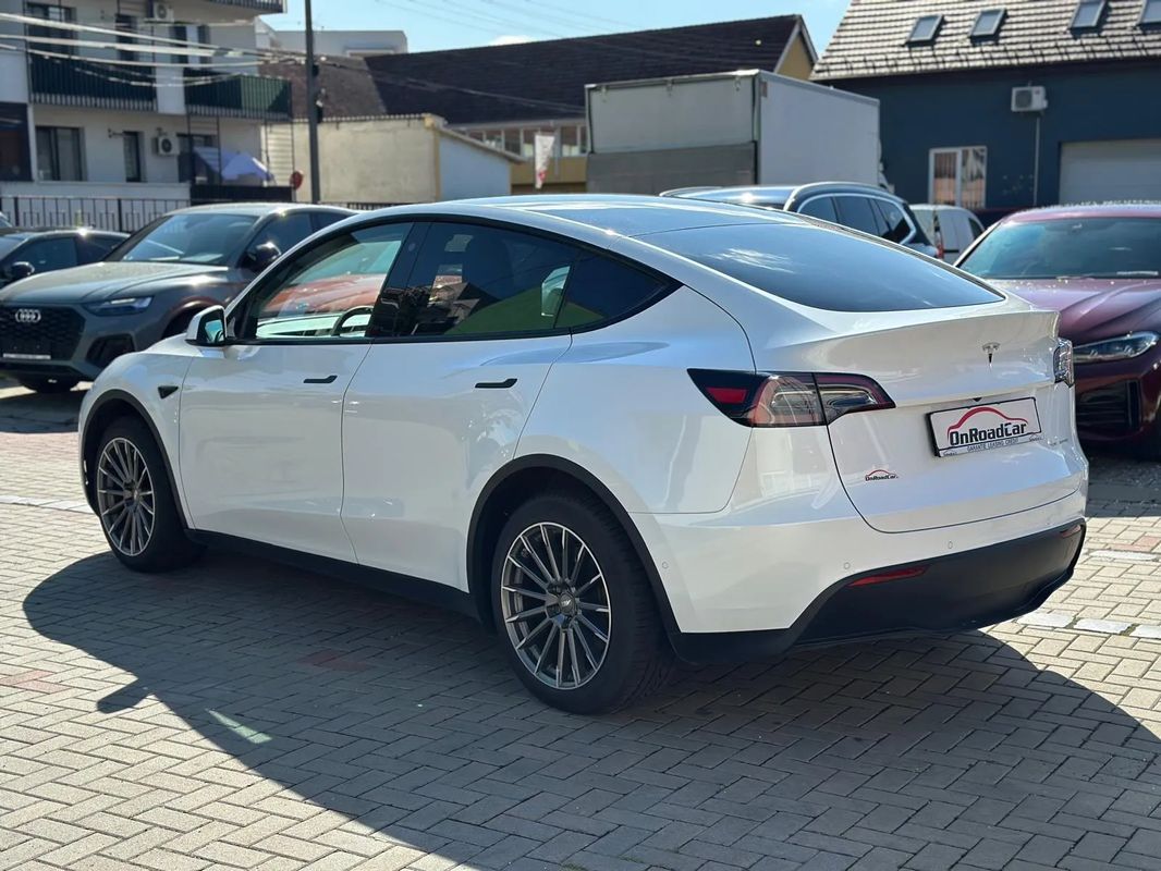 Tesla Model Y Long Range Dual Motor AWD - 3