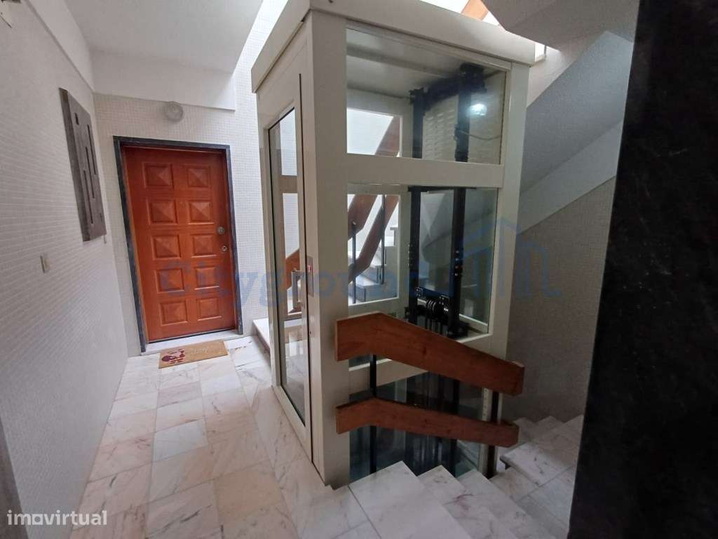 Duplex T3 com Varandas, Terraço e Vista Desafogada para o Castelo d...-35