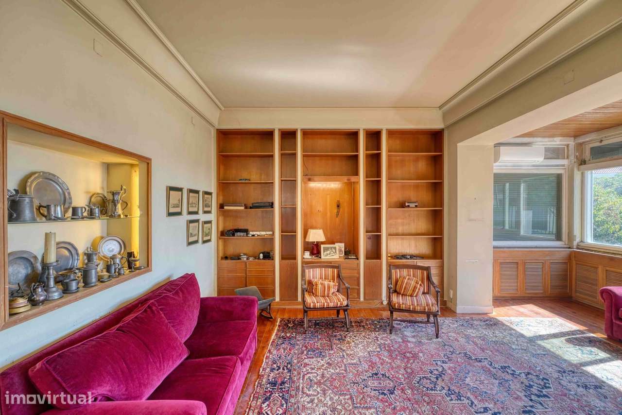 Moradia para recuperar no centro do Estoril, com piscina e vista mar-23