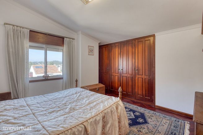 Moradia T5 em S. Félix da Marinha com garagem próximo da praia-16
