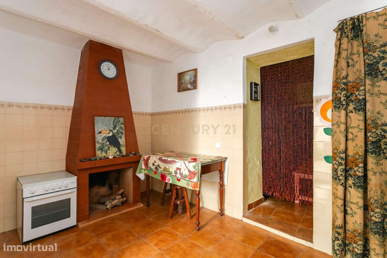 Moradia T2 com Espaço Exterior na Zona Histórica de Mourão - Alentejo-9