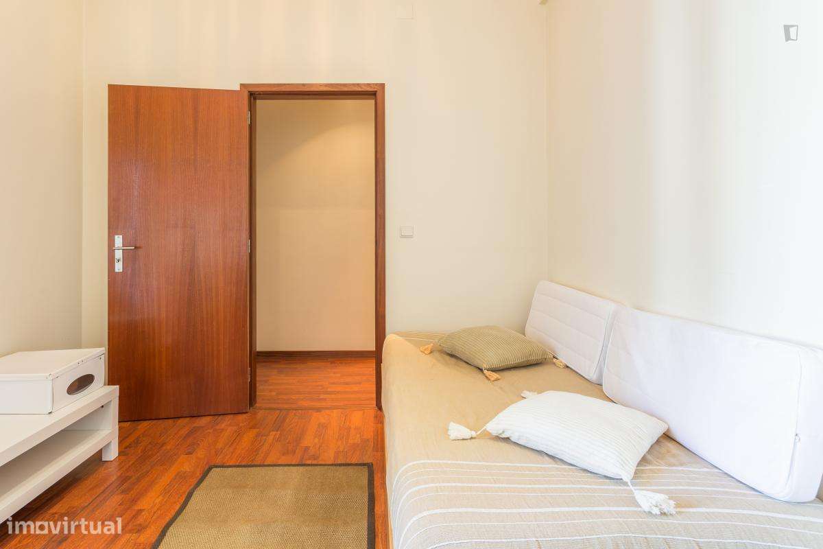 Quarto - localizado em Paranhos Porto - Grande imagem: 5/24