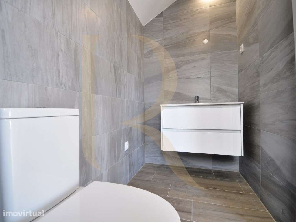 Moradia geminada nova T3 com garagem e terraço na Quinta do Conde-23