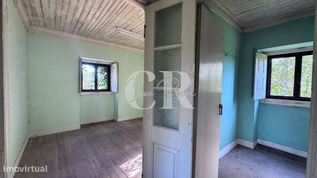 Casa de pedra com terreno e poço-14