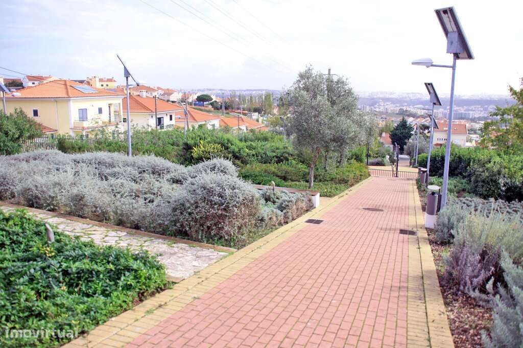 Loja para venda  em Famôes Odivelas com 101 m2 e excelente localização-7