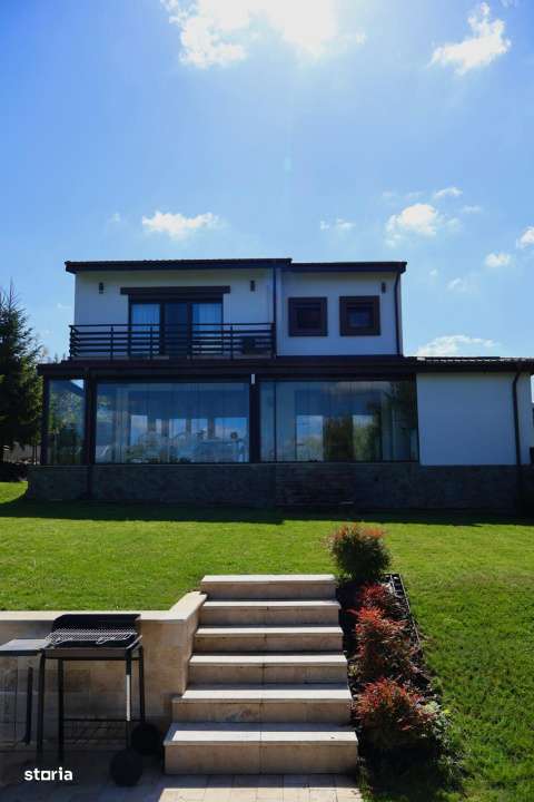 Vila amplasata pe malul lacului - Imagine principală: 4/19