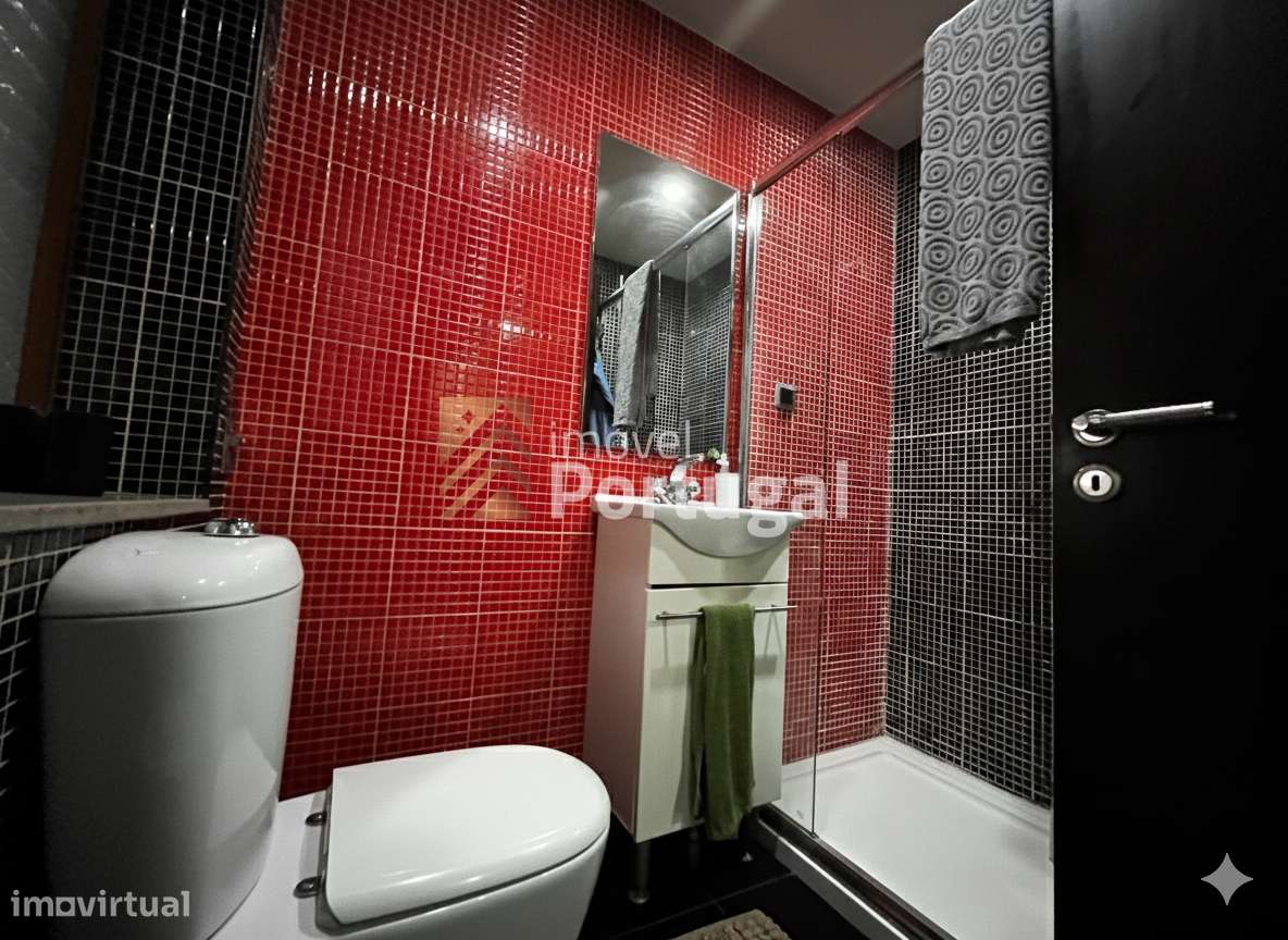 Amplo Ap. T4 Equipado, Prédio com Garagem Box e 2 Elevadores-17