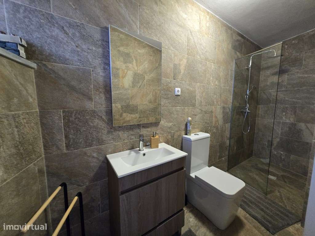 Moradia T5 Moderna com Piscina Aquecida e Garagem para 4 Carros-37