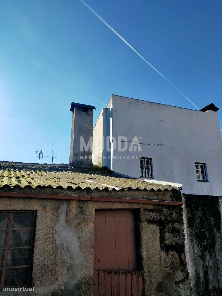 Duas moradias e uma garagem para venda em Gouveia-22