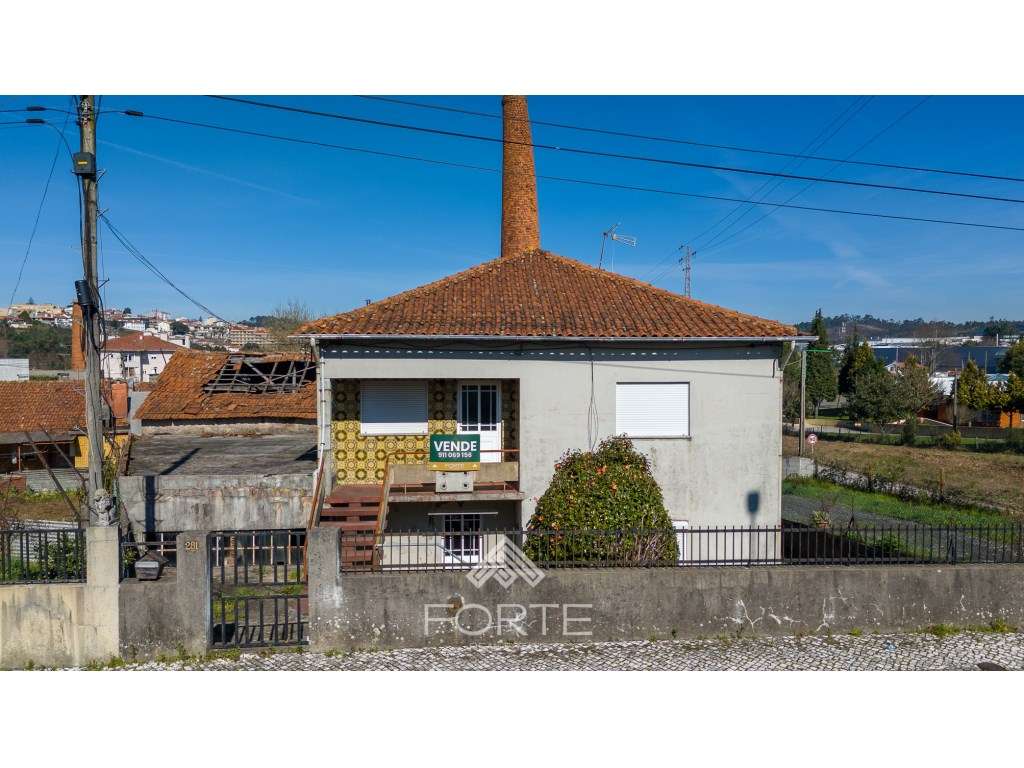 Moradia com pavilhões industriais e terreno - Grande imagem: 4/26