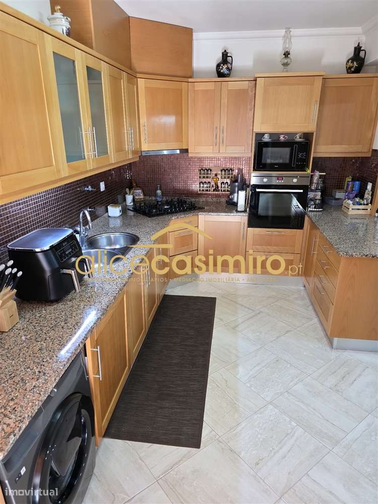 Moradia T4 - boas áreas- excelente estado!-16