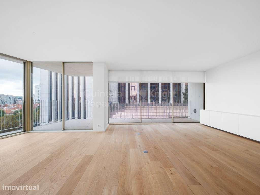 Apartamento T3 com varandas e estacionamento no Areeiro - Grande imagem: 5/25