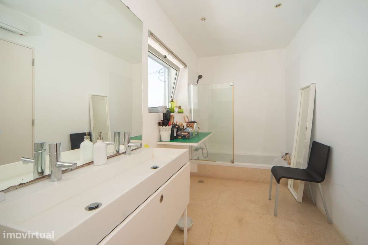 Moradia Contemporânea com Vista Mar e Piscina, Próxima da Beloura e Es-26