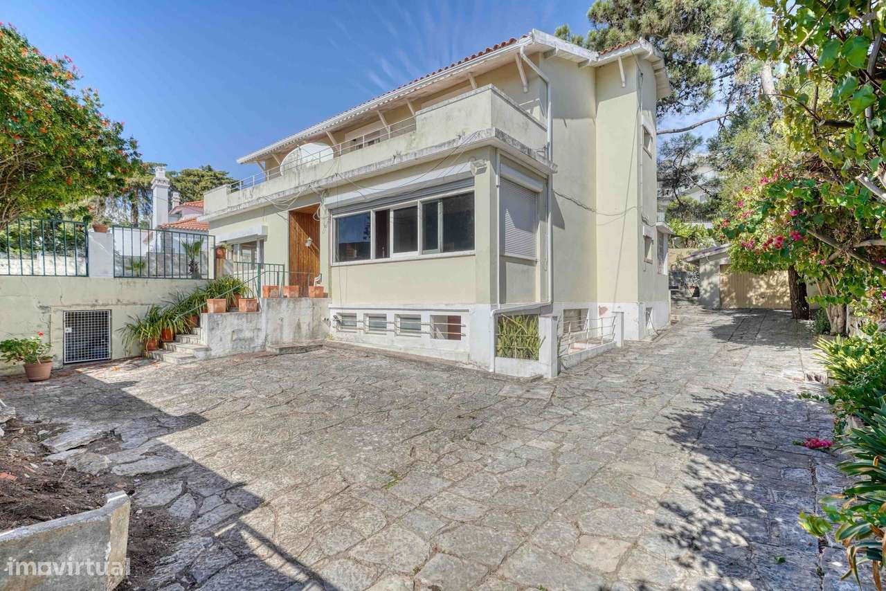 Moradia para recuperar no centro do Estoril, com piscina e vista mar-5