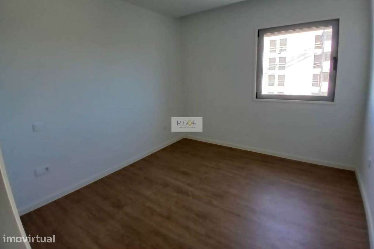 Apartamento T3 novo com varanda à Santa Rita, pronto a habitar-16