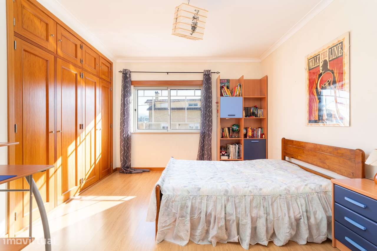 Moradia T4 com jardim, garagem e vistas urbanas-13