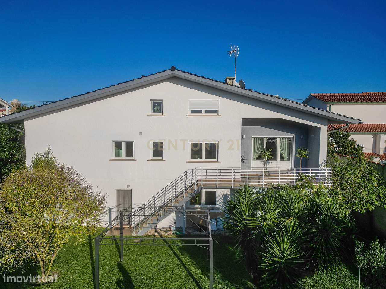Moradia com piscina, terreno e anexos em Vieira de Leiria e a 2km da p-12