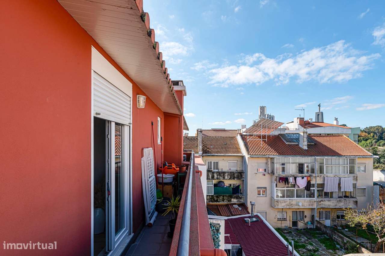 T2+1 Dúplex Remodelado com 4 Varandas e Vista Cristo Rei – Almada-29
