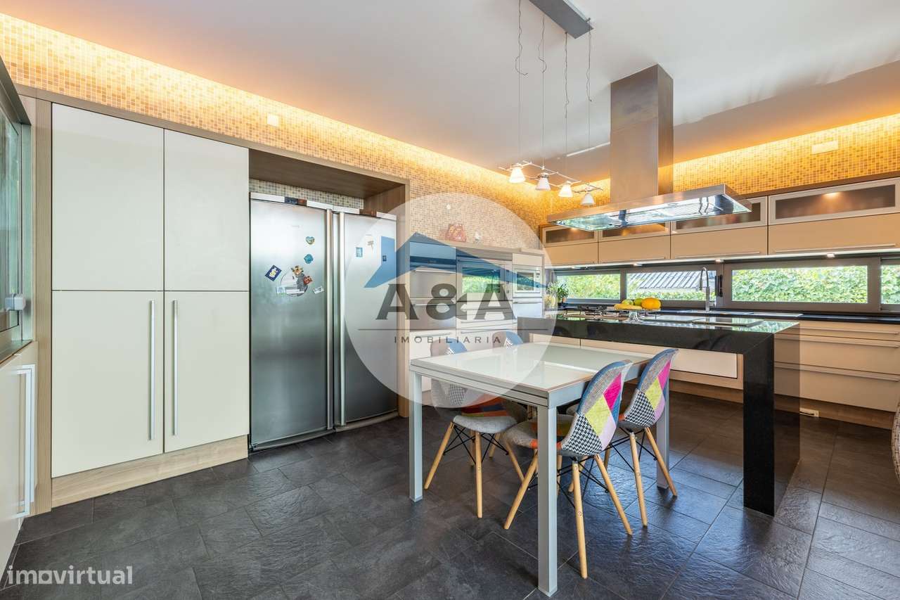 Exclusiva Propriedade de Luxo com Áreas Generosas e Próxima das Praias-15