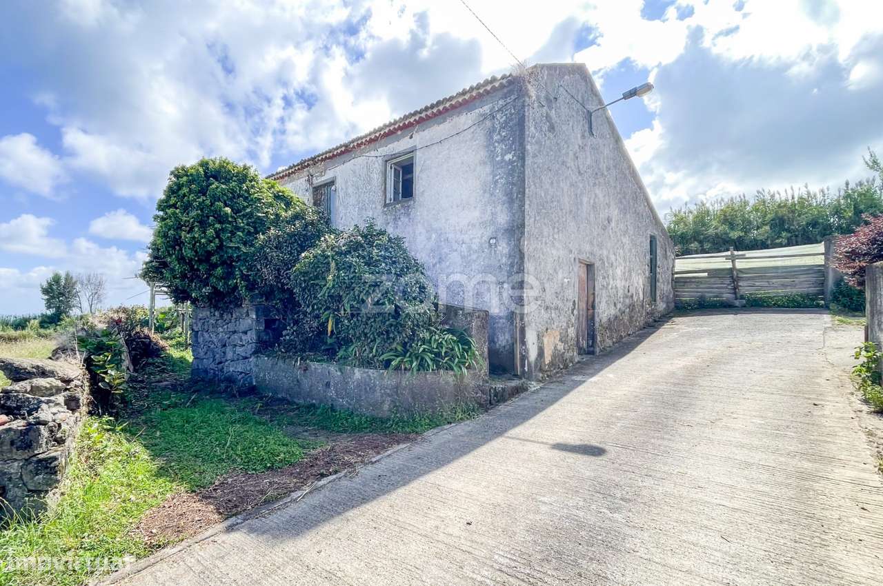 Ruína em Santa Bárbara, em Ponta Delgada - Grande imagem: 2/18