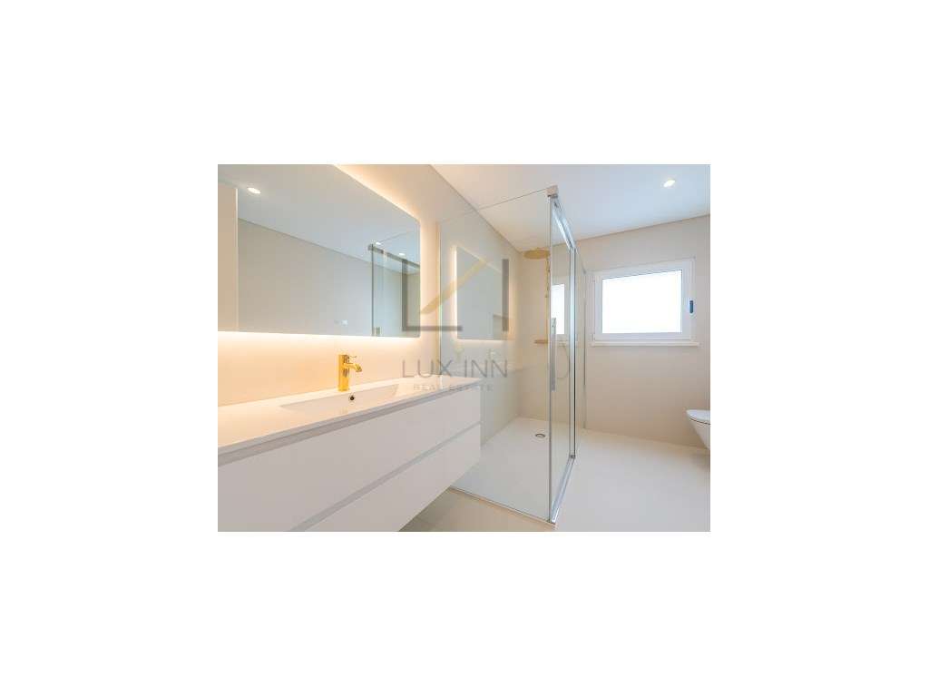 Moradia de Luxo T4 , São Pedro Do Estoril, com Piscina e Garagem-34