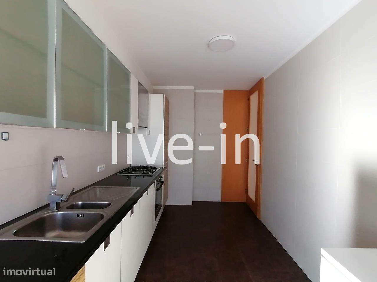 Apartamento T2 com garagem fechada junto ao Glicínias - Grande imagem: 2/13