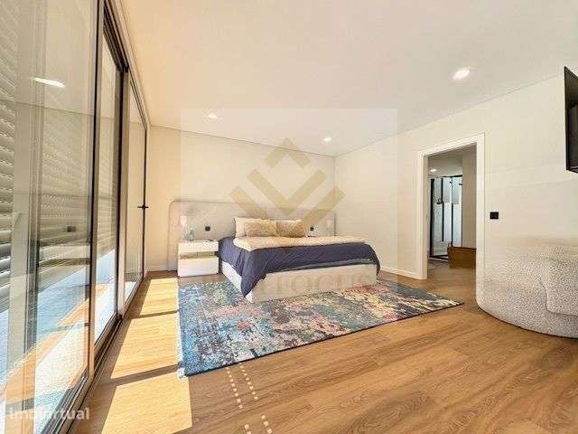 Moradia T4 de Luxo com Piscina e Jardim em Esmoriz-30