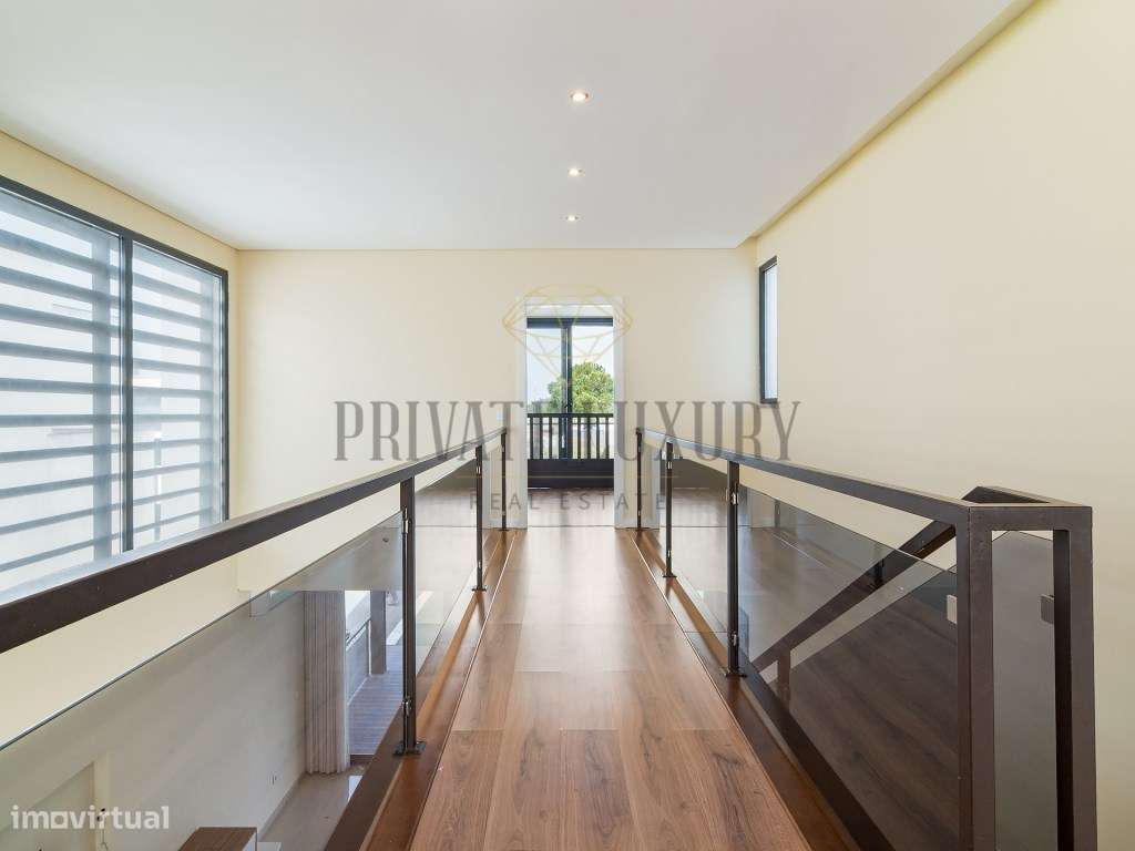 Moradia T4 com varandas e piscina em Azeitão-7