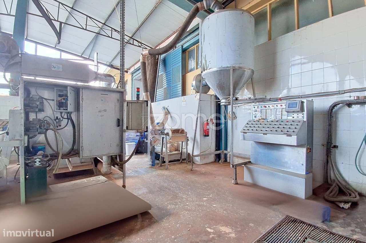 Armazém Industrial com 3.200 m² de Terreno | Acessos A1 e A29 - Grande imagem: 5/52