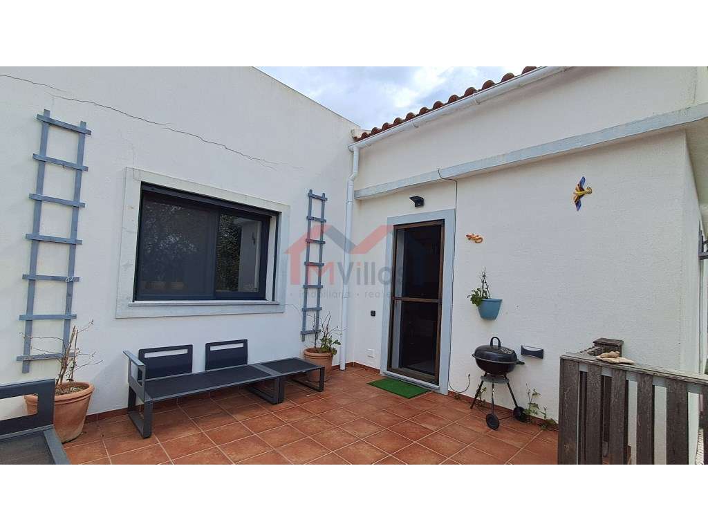 Moradia V2 Renovada com 2 anexos - Salir-24