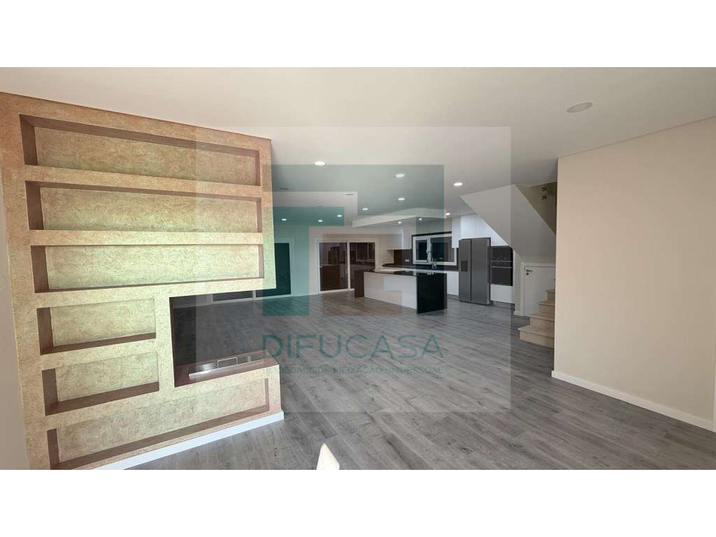 Moradia Isolada T4 com 4 Suites, Piscina e Garagem em Azeitão - Grande imagem: 5/60